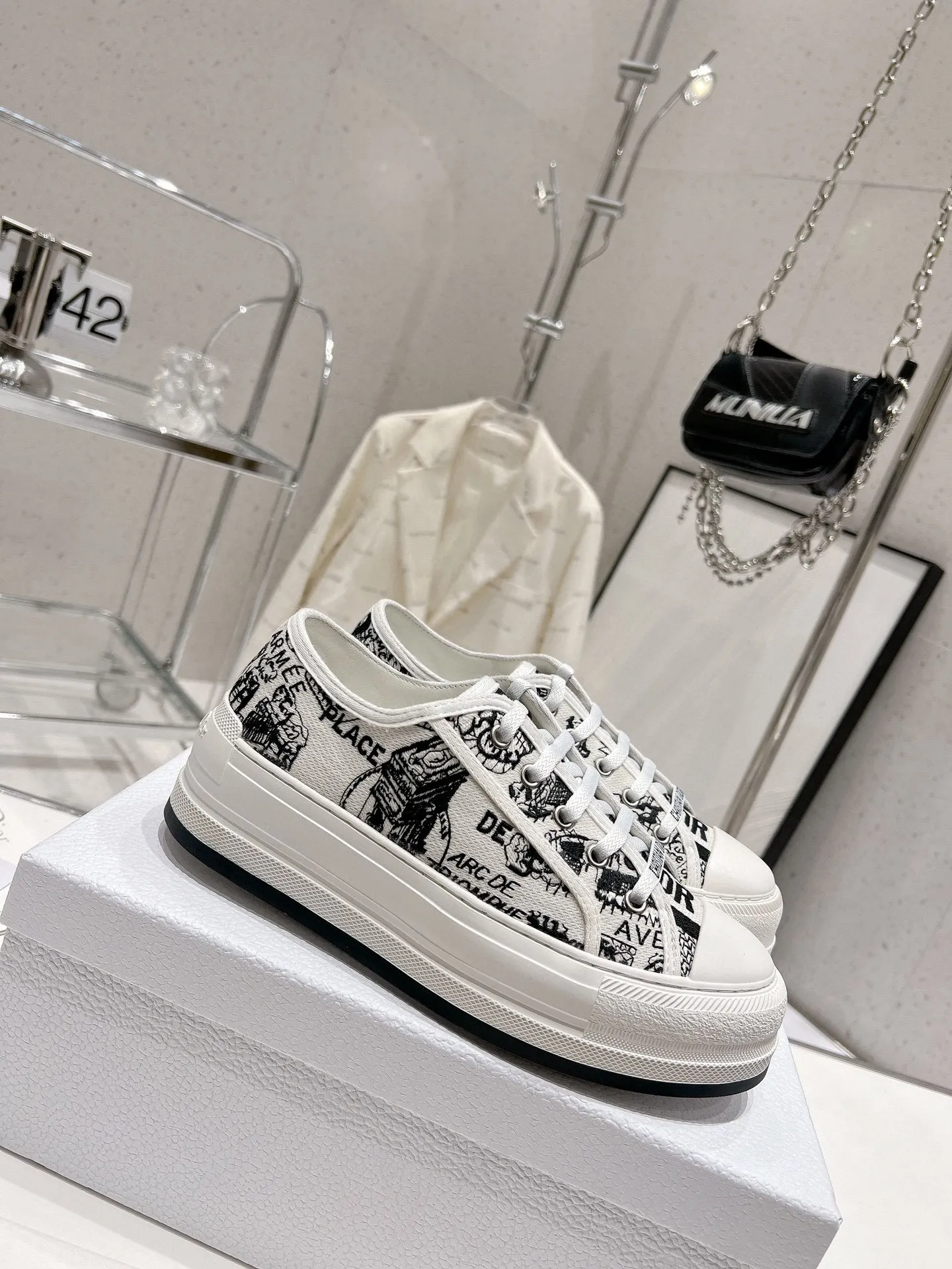 👟👟Ex-factory price 520👟👟 Women's shoes Women's clothing Women's shoes Women's shoes Women's clothing Dior series Dior Dior 2024 Walk'n series Presbyopia Embroidery Thick-soled canvas shoes Casual sneakers Original purchase development Production This Walk'n'Dior thick-soled sneaker is a fashionable item that enhances the style of the series. Oblique printed cotton embroidered upper with comfortable platform sole, tongue and Christian Dior 👟👟 ex-factory aris signature laces. Can add fashionable temperament to all kinds of casual looks ▪️Fabric: Original customized imported Oblique printed embroidery ▪️Inner lining: Imported soft sheepskin lining ▪️Outsole: Original exclusive molded T👟👟Factory price U material ▪️Sole thickness: 4.5CM ▪️Size: Women's 35-40